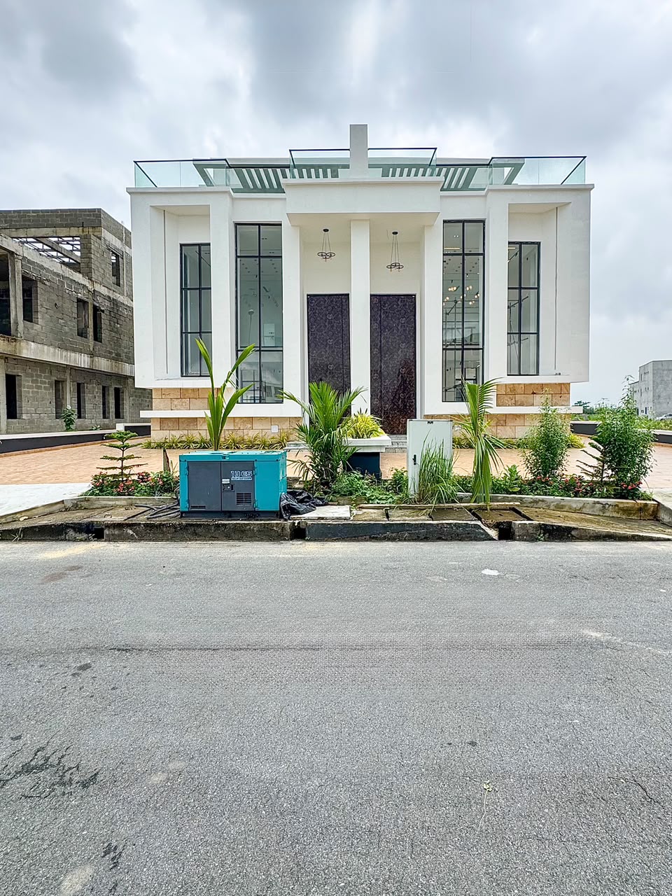 5 BEDROOM FULLY DETACHED DUPLEX WITH BQ AND SWIMMING POOL