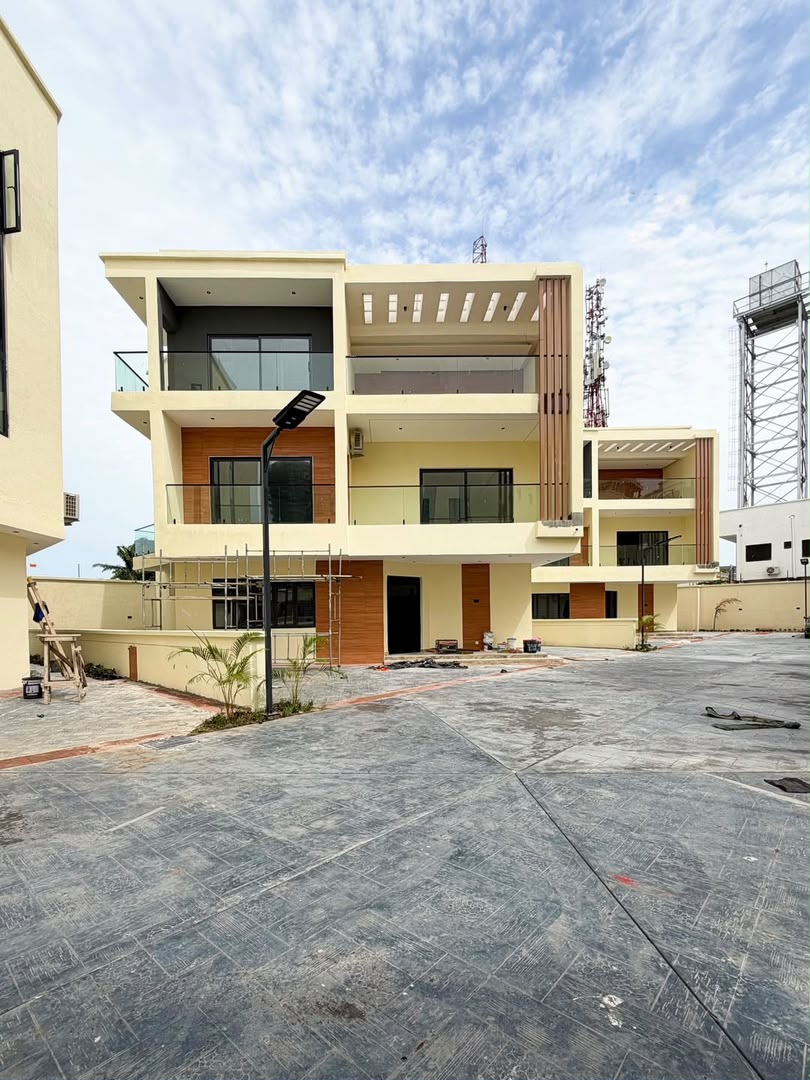 5 BEDROOM FULLY DETACHED DUPLEX WITH BQ & SWIMMING POOL