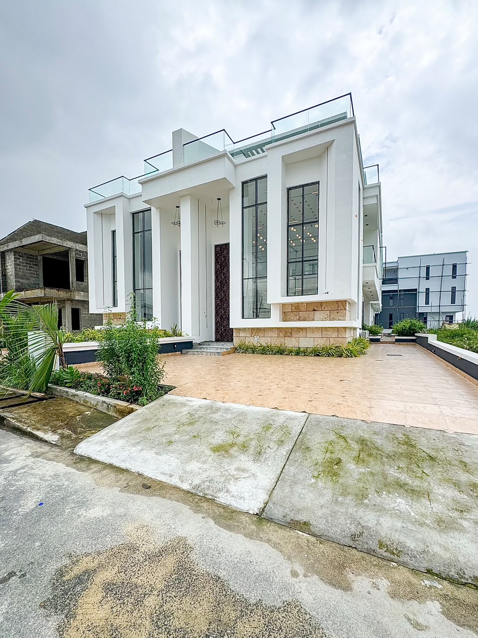5 BEDROOM FULLY DETACHED DUPLEX WITH BQ AND SWIMMING POOL