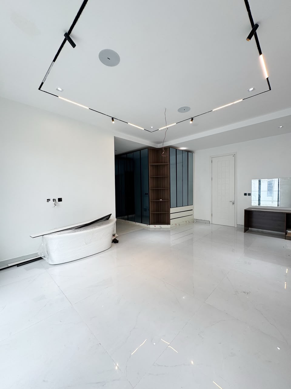 5 BEDROOM FULLY DETACHED DUPLEX WITH BQ AND SWIMMING POOL